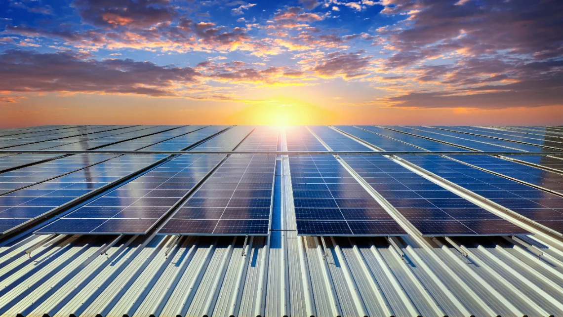 Nombreux panneaux solaires sur un toit de maison